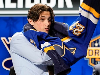 Dalibor Dvorský si oblieka dres St. Louis Blues vo vstupnom drafte NHL 2023.