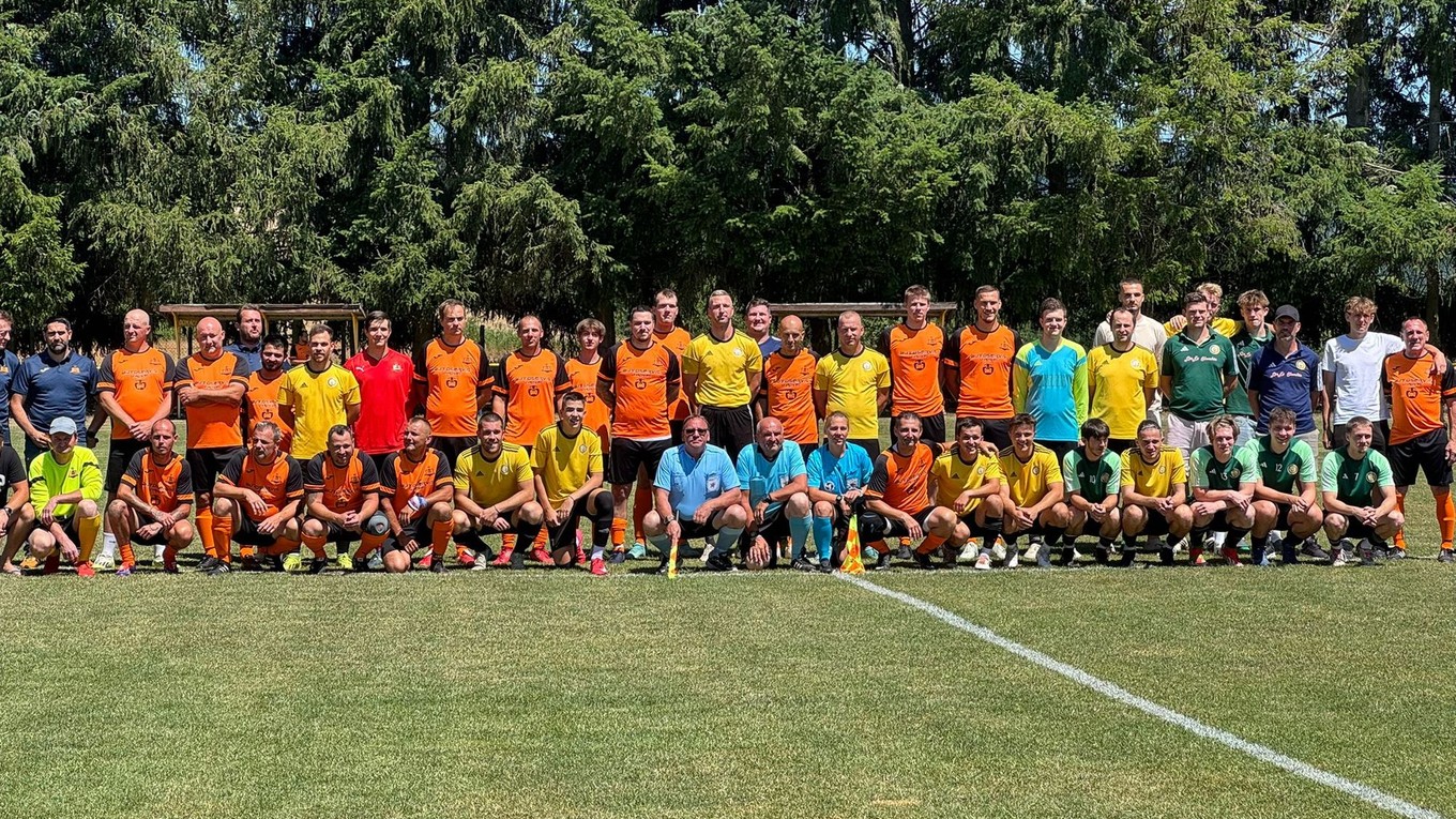 Futbalisti Real C.F. Uhrovské Podhradie si zahrali proti Uhrovcu.