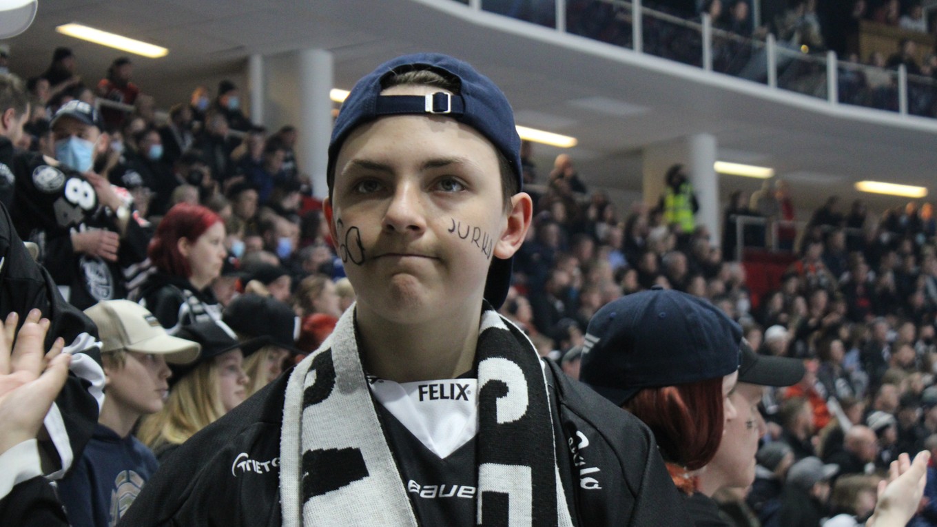 Pätnásťročný Jasper fandí v Turku so slovenskou vlajkou, na tvári má číslo 60 a napis Jurko.