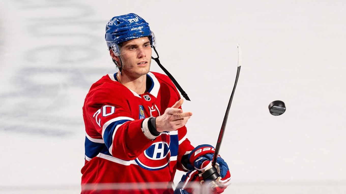 Juraj Slafkovský venuje puk fanúšikom po výhre nad Buffalom. 