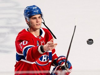 Juraj Slafkovský venuje puk fanúšikom po výhre nad Buffalom.