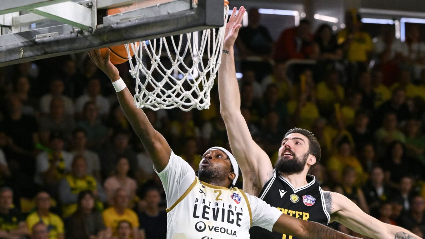 zľava Tony Hollis Hicks (Levice) a Trent Elliot Buttrick (Bratislava)