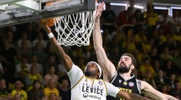 zľava Tony Hollis Hicks (Levice) a Trent Elliot Buttrick (Bratislava)