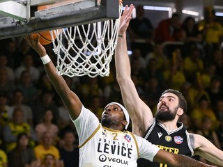 zľava Tony Hollis Hicks (Levice) a Trent Elliot Buttrick (Bratislava)