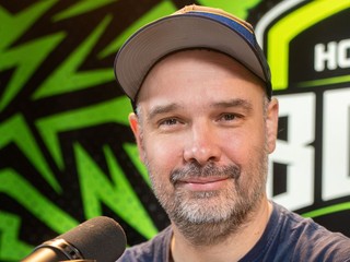 Filip Hudec počas nahrávania podcastu Hokejový BOSS NHL.