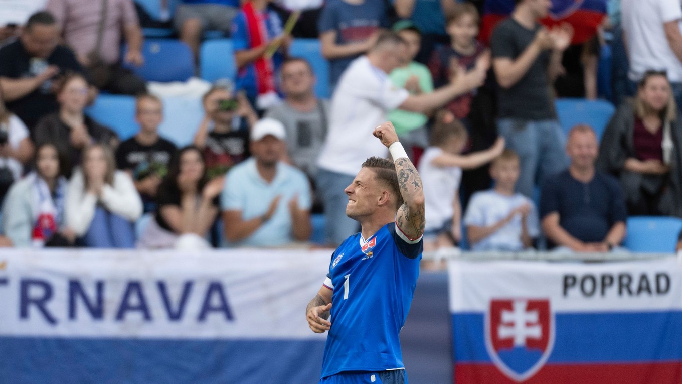 Tomáš Suslov (Slovensko) oslavuje po vyrovnávajúcom góle na 2:2 z penalty počas zápasu základnej A-skupiny Slovensko - Španielsko.
