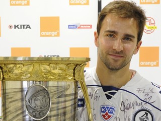 Dominik Graňák s Gagarinovým pohárom.