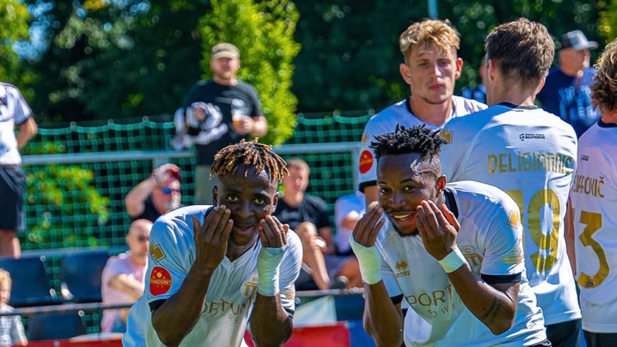 Radosť hráčov FC Petržalka po strelení gólu.