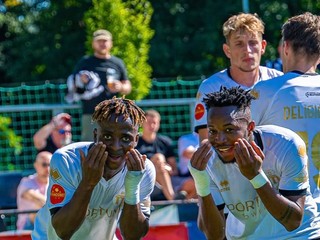 Radosť hráčov FC Petržalka po strelení gólu.