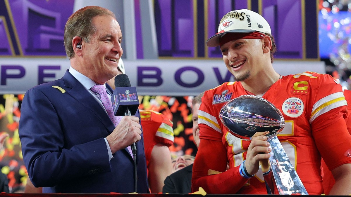 Quarterback Patrick Mahomes s víťaznou trofejou po Super Bowle v roku 2024. 