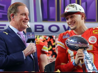 Quarterback Patrick Mahomes s víťaznou trofejou po Super Bowle v roku 2024. 