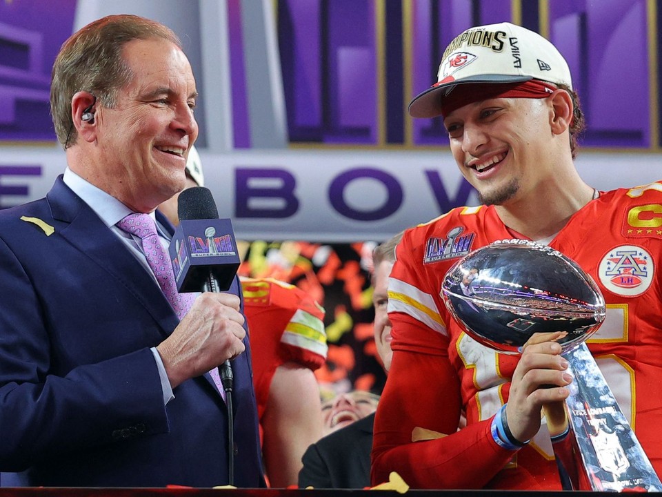 Quarterback Patrick Mahomes s víťaznou trofejou po Super Bowle v roku 2024. 