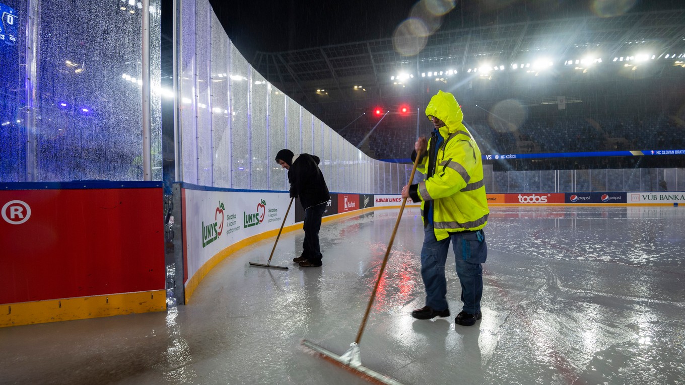 Stav hracej plochy pred zápasom HC Slovan Bratislava - HC Košice v rámci Kaufland Winter Games 2023.