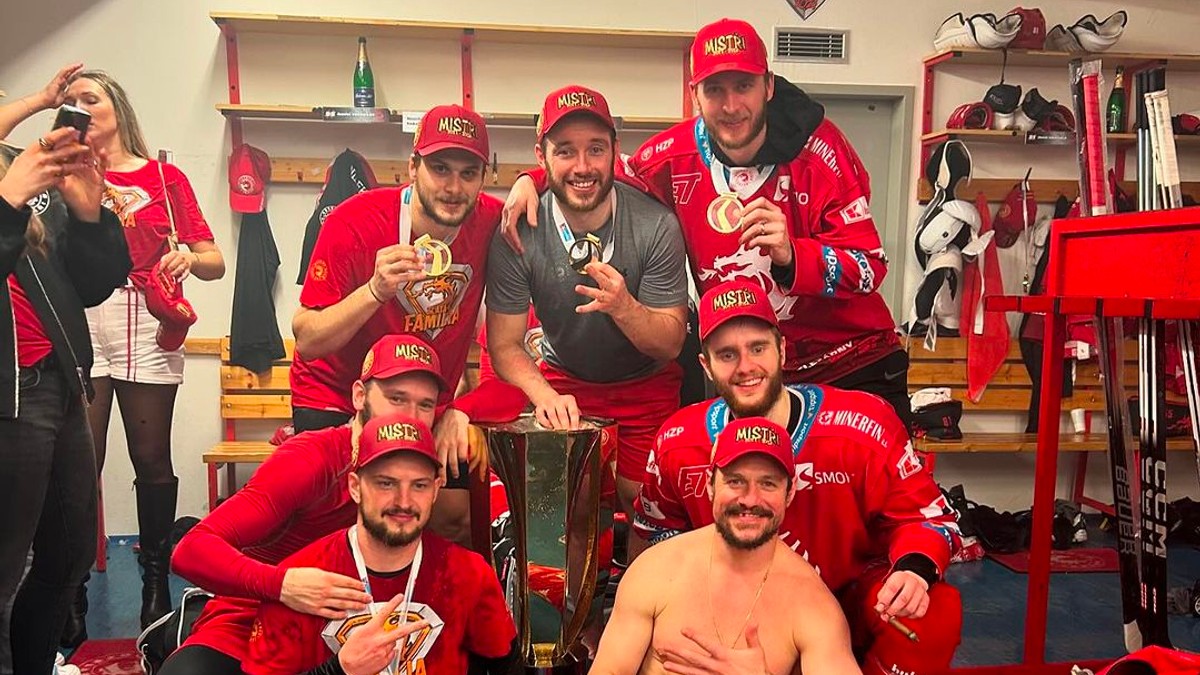 Slovenskí hokejisti oslavujú titul v Třinci. 
