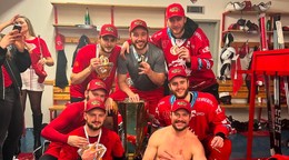 Slovenskí hokejisti oslavujú titul v Třinci. 