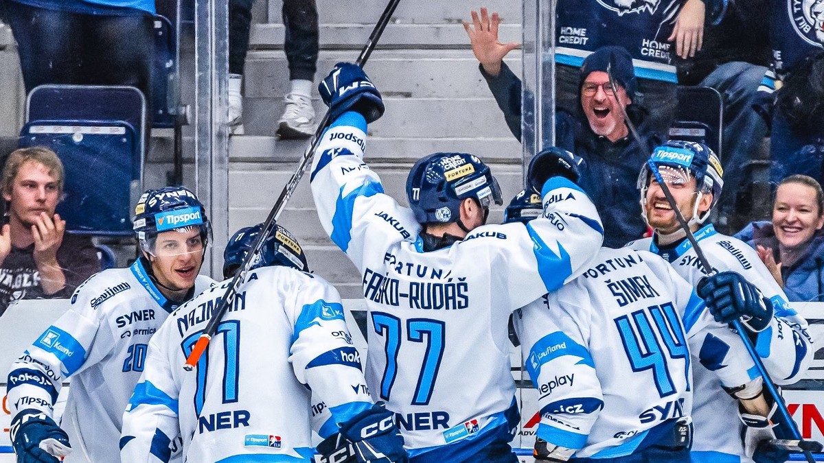 Martin Faško-Rudáš (77) oslavuje gól so spoluhráčmi