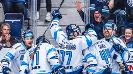 Martin Faško-Rudáš (77) oslavuje gól so spoluhráčmi