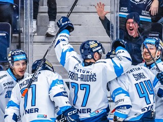 Martin Faško-Rudáš (77) oslavuje gól so spoluhráčmi