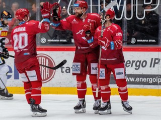 Tomáš Marcinko (v strede) sa teší po strelenom góle v drese HC Oceláři Třinec.