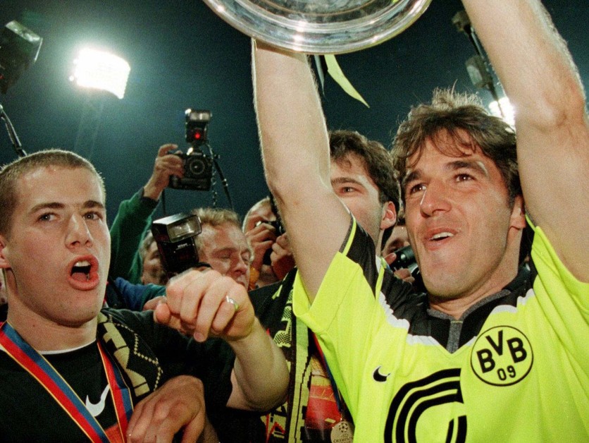 Zľava Lars Ricken a Karl-Heinz Riedle sa radujú s trofejou pre šampióna Ligy majstrov v roku 1997.