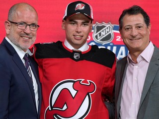 Šimon Nemec v drese New Jersey Devils počas draftu. "Diabli" ho vybrali z druhého miesta.