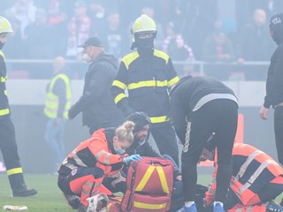 Záchranári zasahujú priamo na ihrisku po bitke fanúšikov FC Spartak Trnava a ŠK Slovan Bratislava.