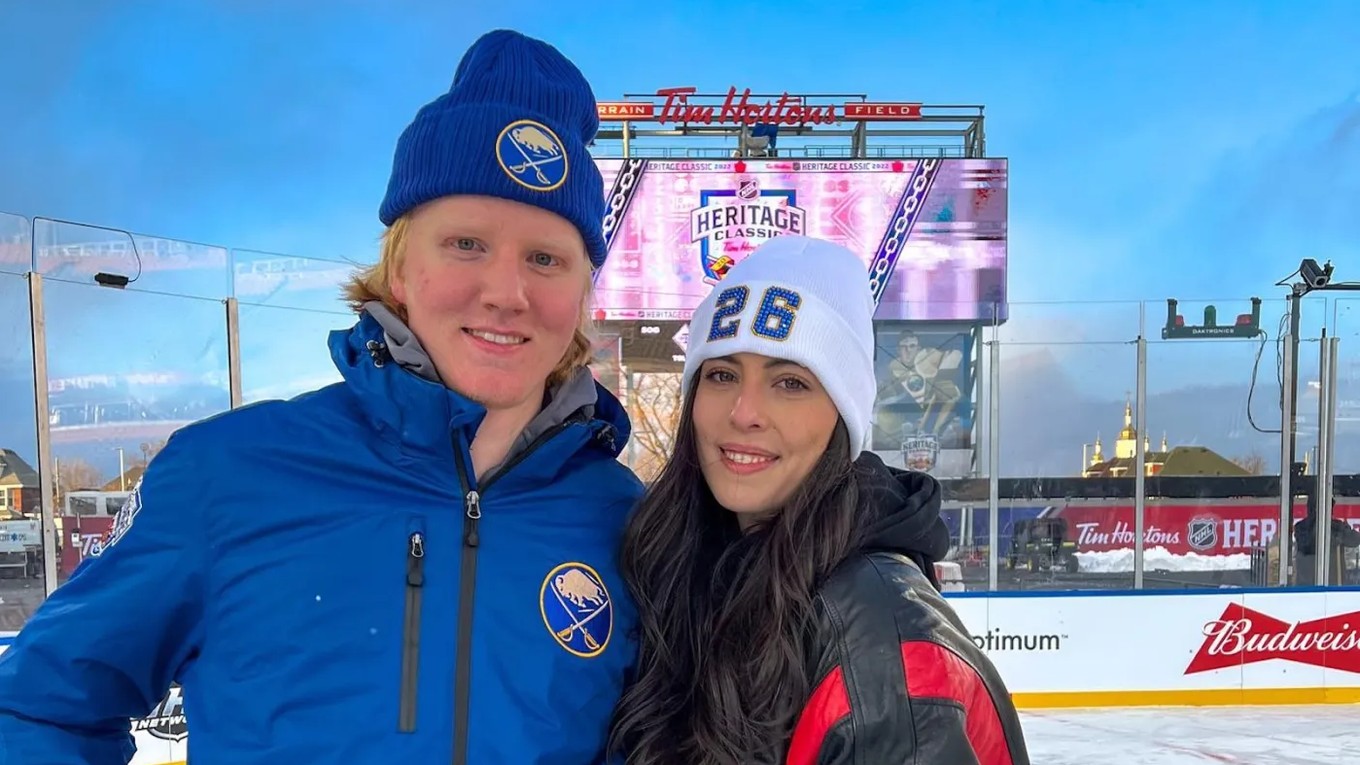 Rasmus Dahlin a jeho snúbenica Carolina Matovacová 