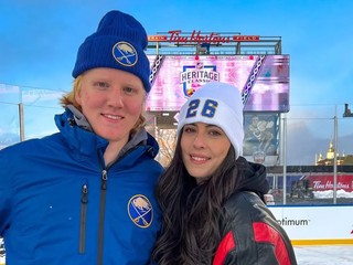 Rasmus Dahlin a jeho snúbenica Carolina Matovacová