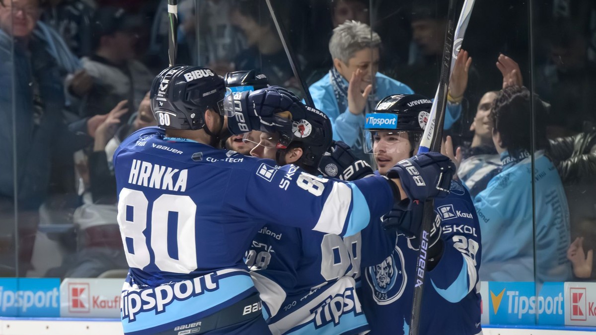 Na snímke radosť hráčov Nitry po góle v piatom zápase finále play off Tipos extraligy medzi HK Nitra a HK Poprad.