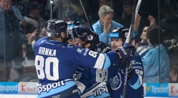 Na snímke radosť hráčov Nitry po góle v piatom zápase finále play off Tipos extraligy medzi HK Nitra a HK Poprad.