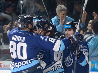 Na snímke radosť hráčov Nitry po góle v piatom zápase finále play off Tipos extraligy medzi HK Nitra a HK Poprad.