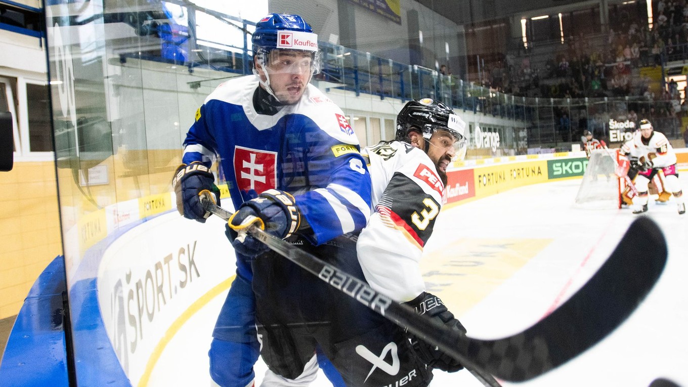Dávid Romaňák (Slovensko) a Dominik Bittner (Nemecko) počas prípravného zápasu pred MS 2025 Slovensko - Nemecko v Piešťanoch. 