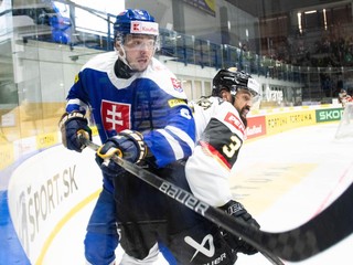Dávid Romaňák (Slovensko) a Dominik Bittner (Nemecko) počas prípravného zápasu pred MS 2025 Slovensko - Nemecko v Piešťanoch. 