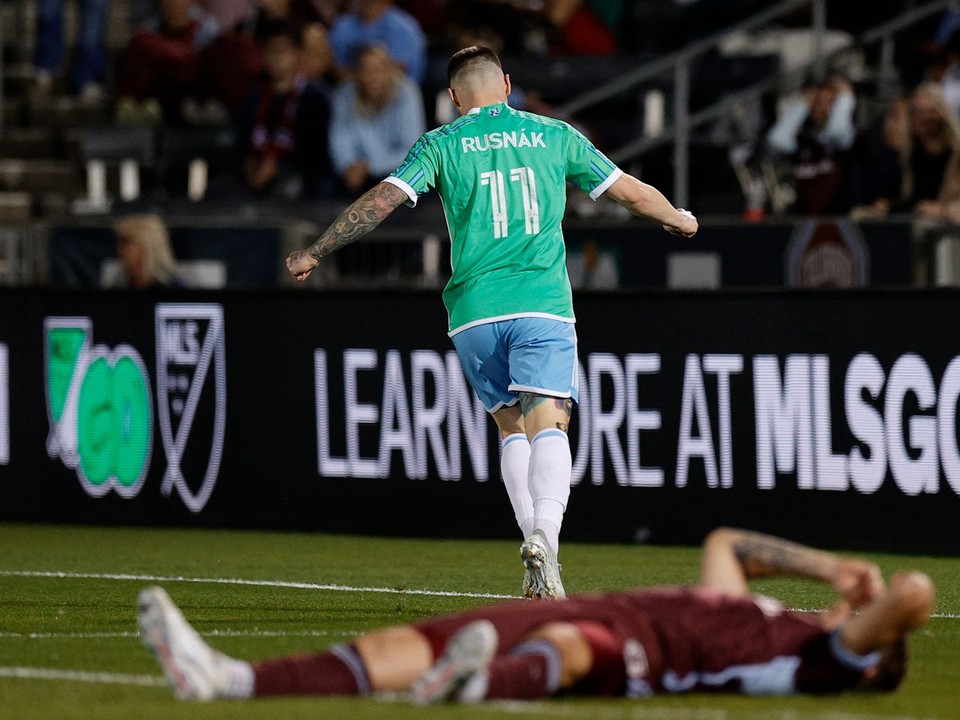 Albert Rusnák ml. strieľa gól v MLS vo farbách Seattle Sounders.