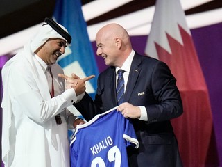 Premiér Kataru Khalid Bin Khalifa Bin Abdulaziz Al Thani a prezident FIFA Gianni Infantino.