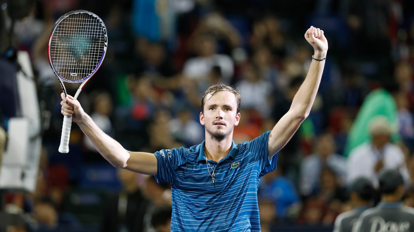Daniil Medvedev oslavuje triumf na turnaji ATP v Šanghaji 2019.