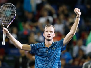 Daniil Medvedev oslavuje triumf na turnaji ATP v Šanghaji 2019.
