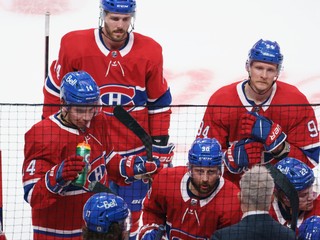 Tomáš Tatar so spoluhráčmi z Montreal Canadiens.