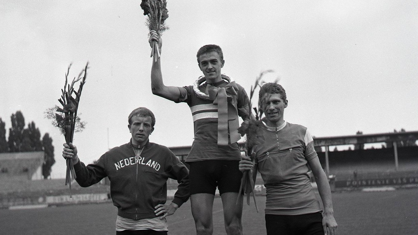 Karol Pátek vyhral záverečnú etapu Okolo Slovenska 1965 pred Deenenom a Pospíšilom.