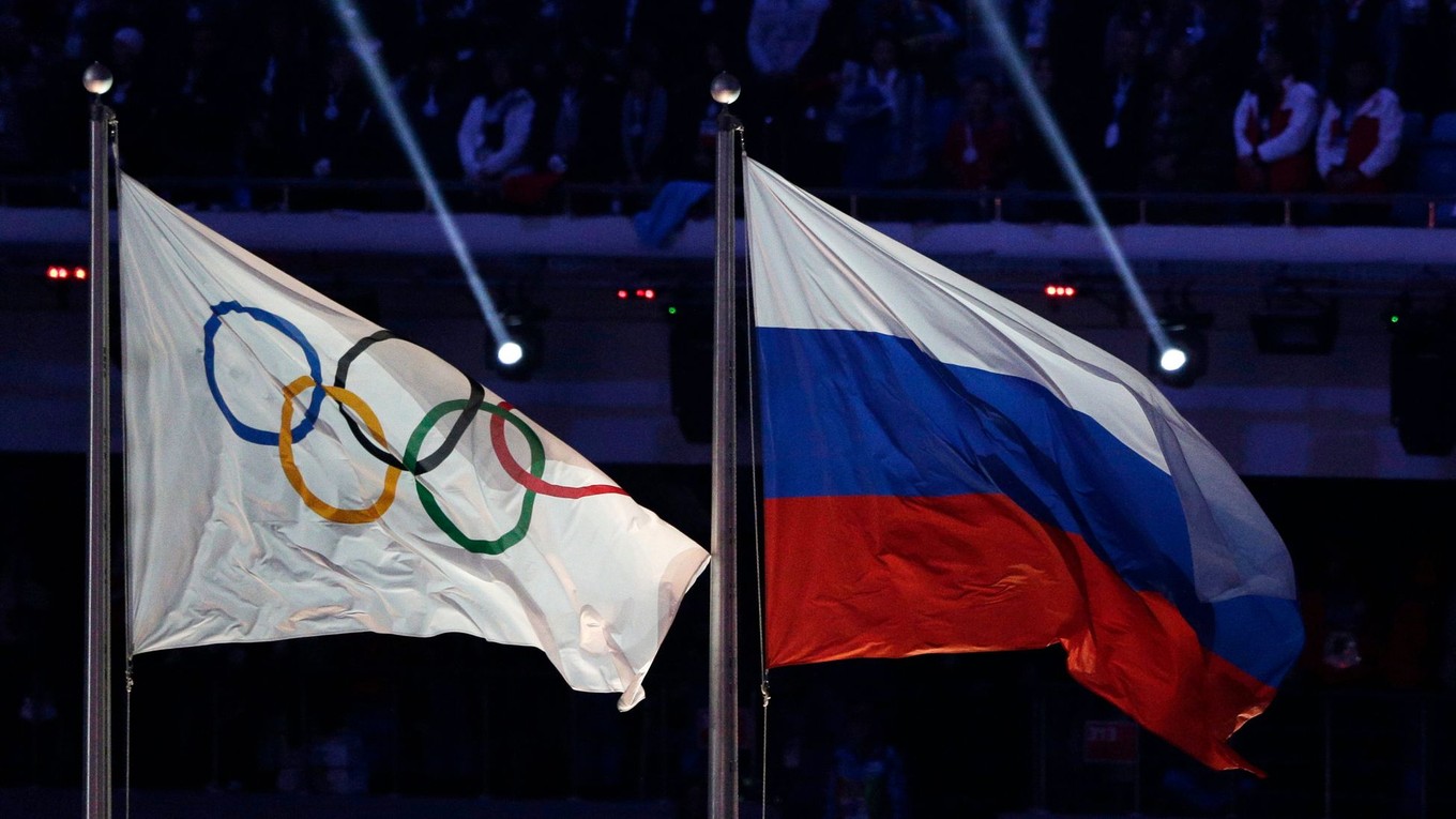 Olympijská a ruská vlajka počas záverečného ceremoniálu ZOH 2014 v Soči. 