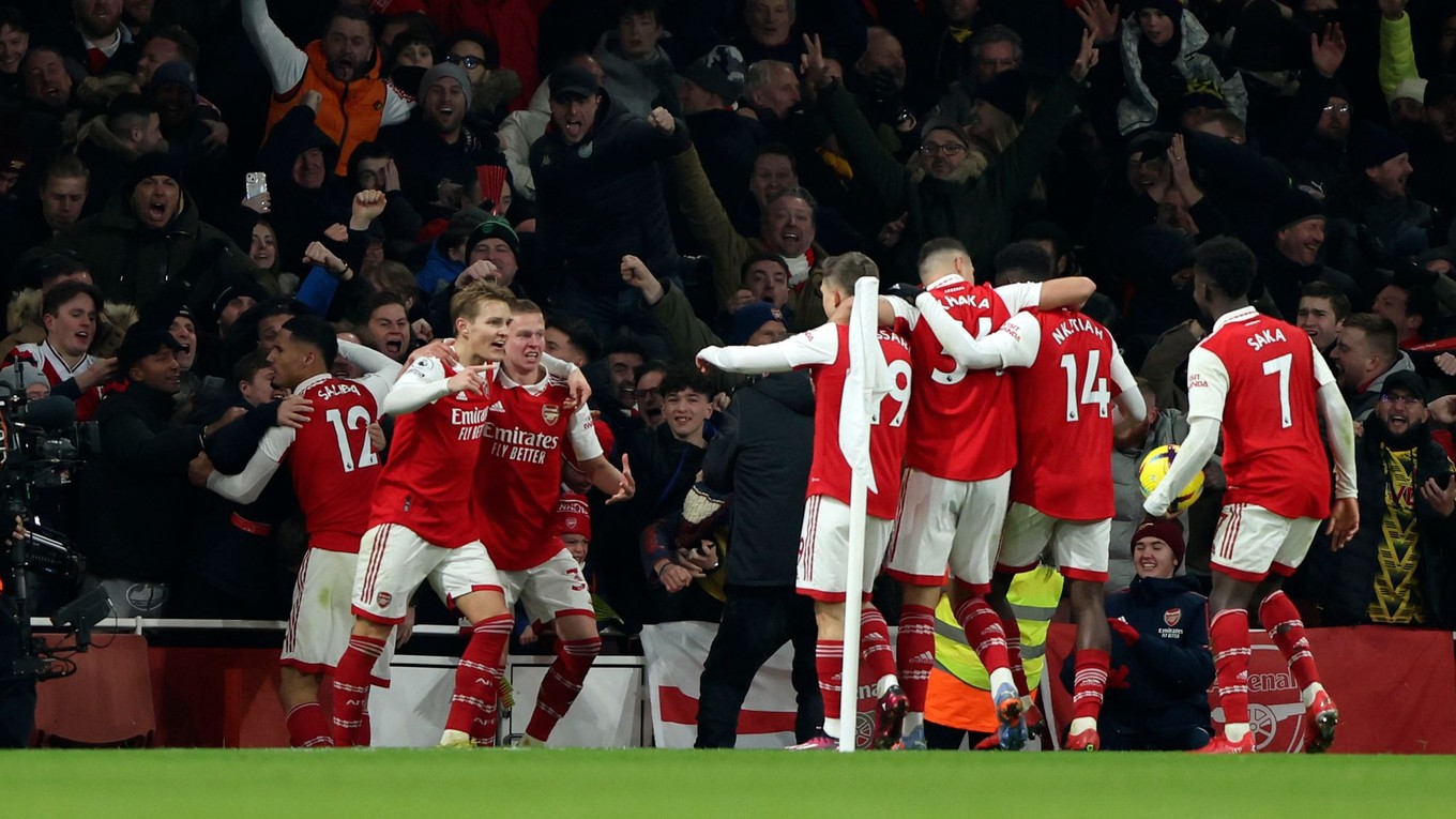 Gólová radosť hráčov Arsenalu po góle Eddieho Nketiaha.