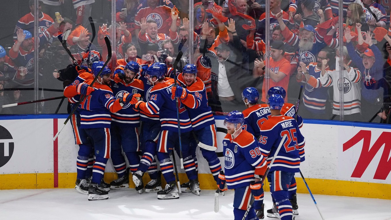 Leon Draisaitl oslavuje gól v 1. zápase finále play-off NHL. 
