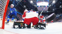 Marcel Mahkovec strieľa rozhodujúci gól za chrbát brankára Dominika Pavláta v zápase Slovinsko - Česko na MS v hokeji 2026.