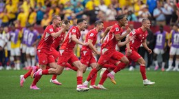 Švajčiarski futbalisti sa tešia z víťazstva po jedenástkovom rozstrele v osemfinálovom zápase Švajčiarsko - Kolumbia.