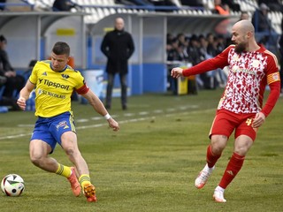 Matúš Marcin (vľavo) a  Ľubomír Willwéber počas zápasu Niké ligy Michalovce - Banská Bystrica.