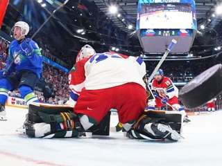 Marcel Mahkovec strieľa rozhodujúci gól za chrbát brankára Dominika Pavláta v zápase Slovinsko - Česko na MS v hokeji 2026.