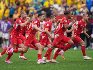 Švajčiarski futbalisti sa tešia z víťazstva po jedenástkovom rozstrele v osemfinálovom zápase Švajčiarsko - Kolumbia.