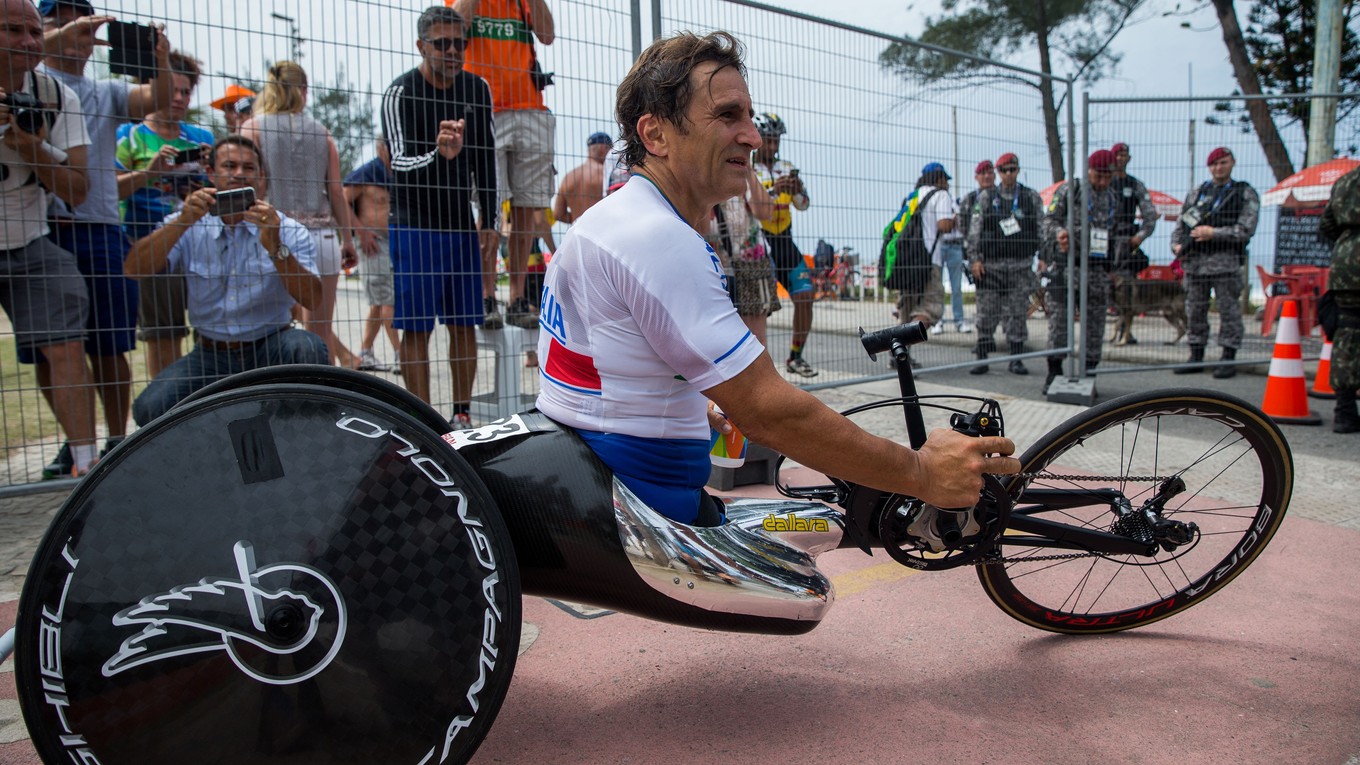 Zanardi prežil nehodu, po ktorej mu museli amputovať nohy. Napriek tomu bojoval s osudom a po pätnástich rokoch od nehody získal v Riu zlato.