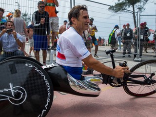 Zanardi prežil nehodu, po ktorej mu museli amputovať nohy. Napriek tomu bojoval s osudom a po pätnástich rokoch od nehody získal v Riu zlato.