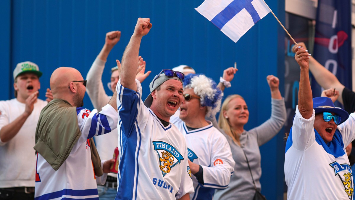 Fínski fanúšikovia oslavujú titul na domácich majstrovstvách sveta 2022.